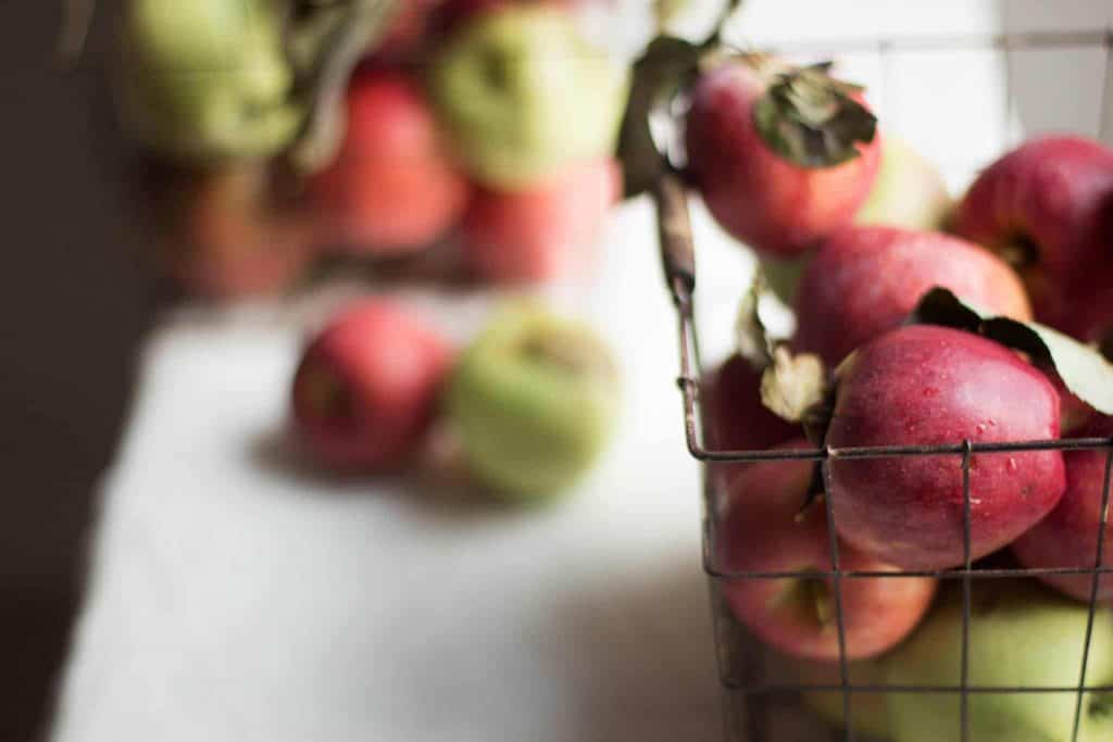 Pommes dans des paniers en fil