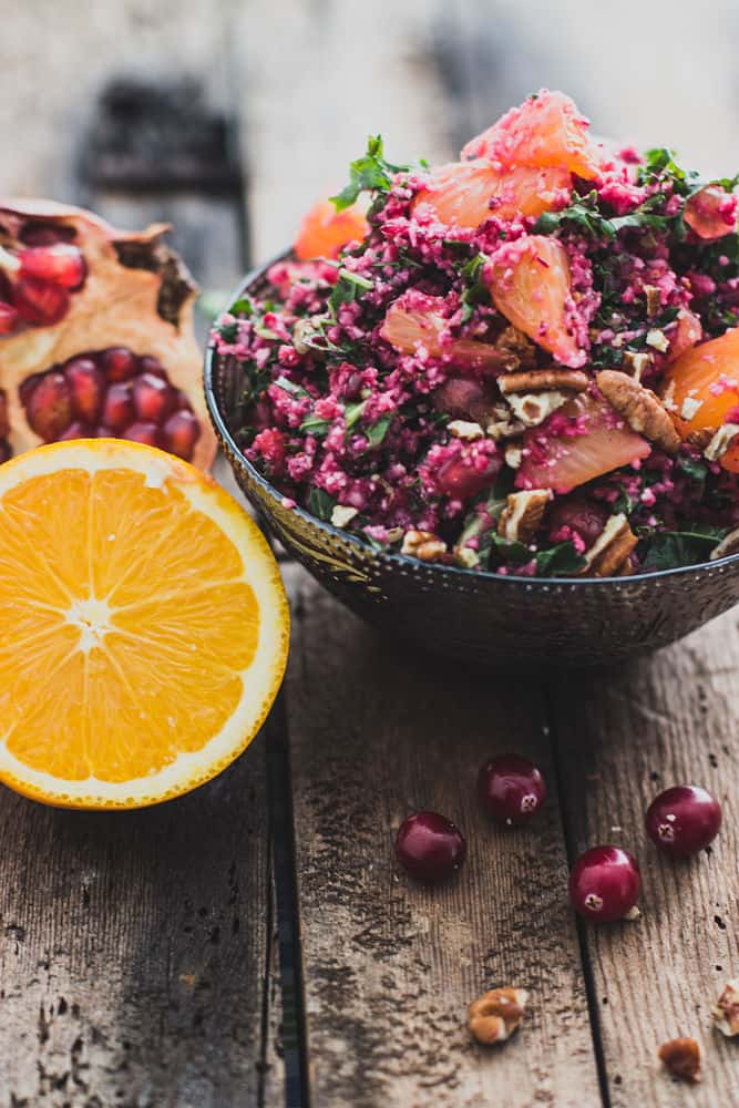 Salade de chou-fleur aux canneberges, orange et grenade dans un petit bol métallique