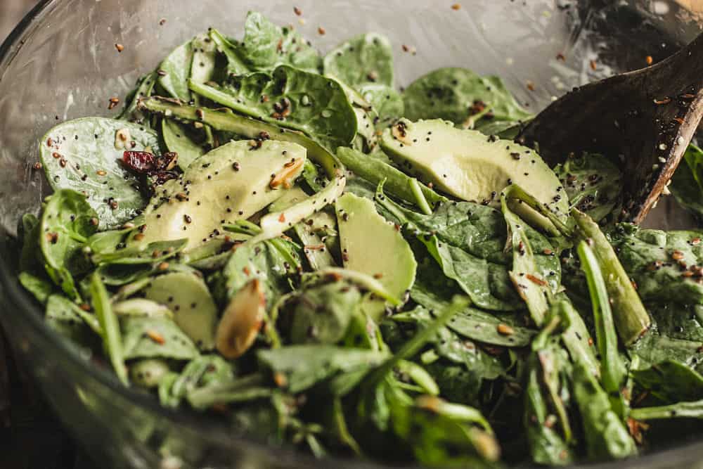 Salade d'épinards aux avocats tranchés et aux canneberges