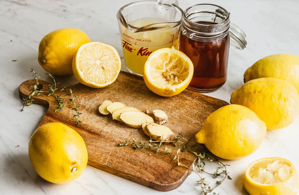 Ingrédients de la limonade au gingembre et au thym (de gauche à droite dans le sens des aiguilles d'une montre) : thym, citrons pour la limonade, sirop d'érable et gingembre