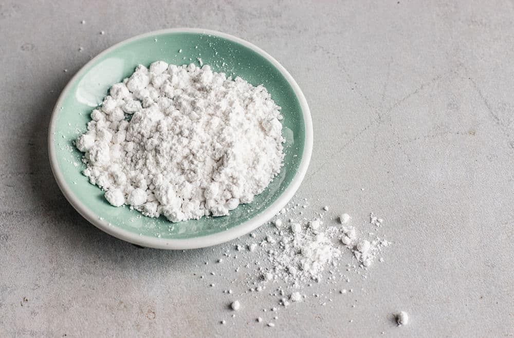 Sucre en poudre sur une assiette de salade verte