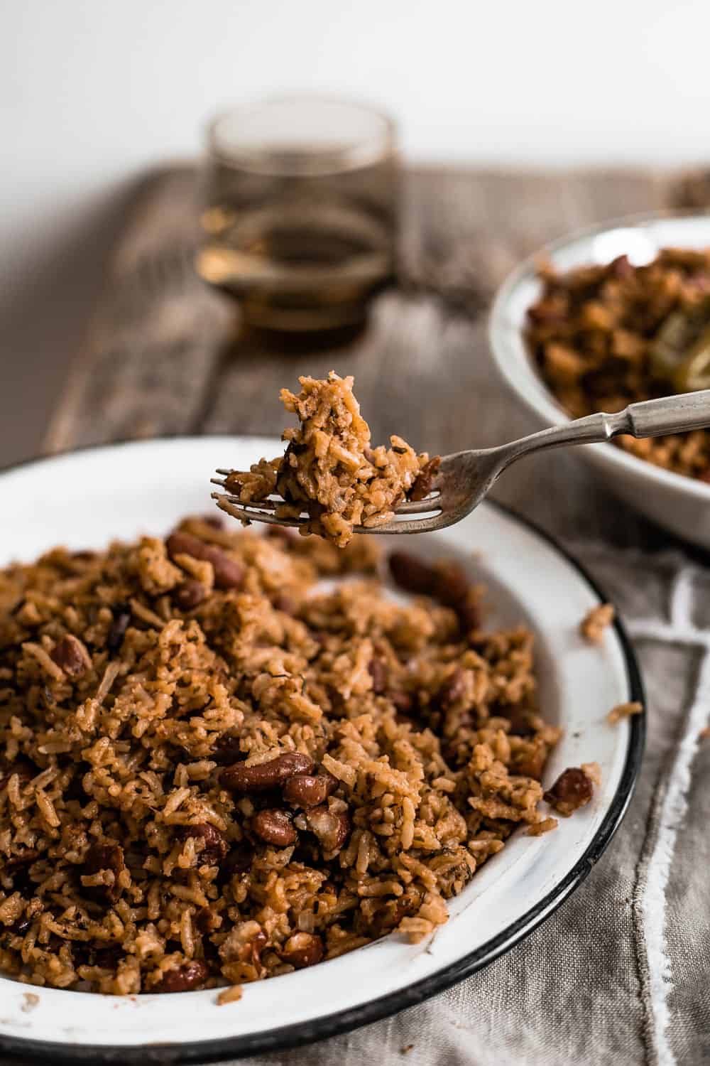 Du riz aux haricots à la caraïbéenne sur une fourchette