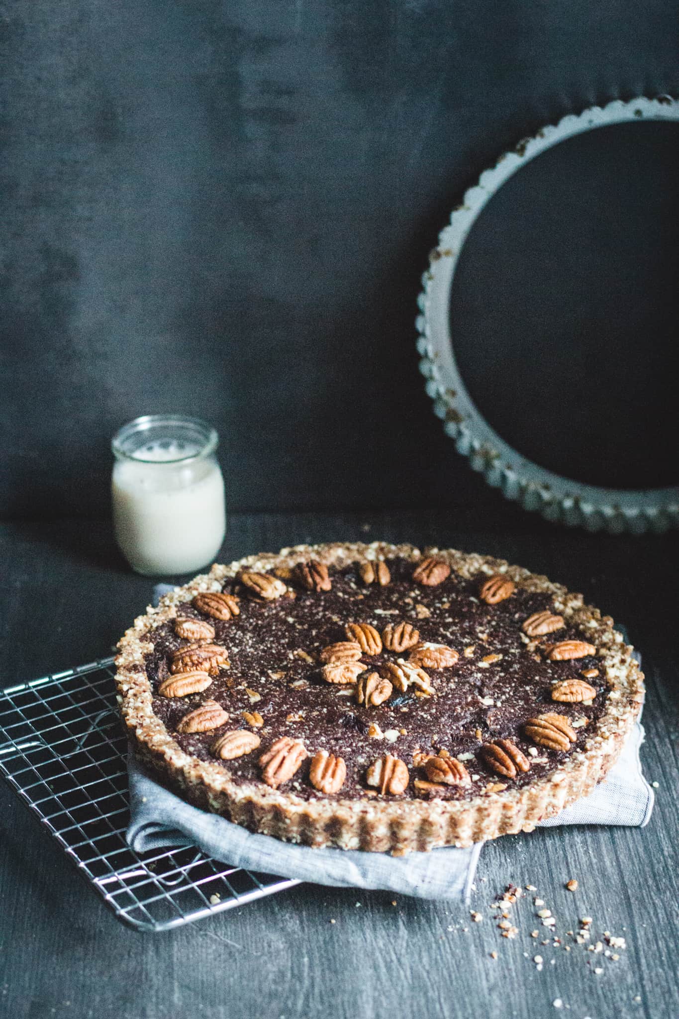 Tarte aux pacanes sur une grille de refroidissement