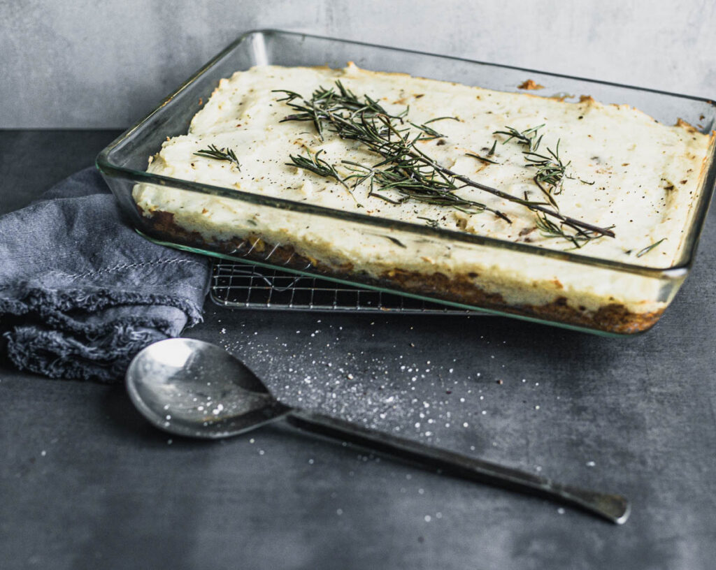 Tourte Cottage Pie aux lentilles dans un plat au four en verre