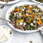 Un bol de quinoa, choux de Bruxelles et patate douce mélangés à du fromage de style ricotta aux légumes