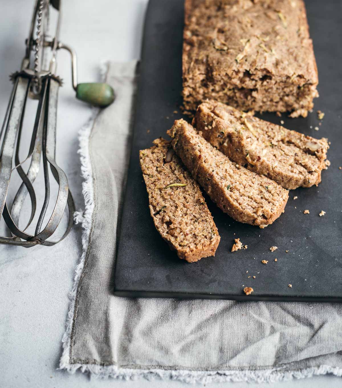 Miche de pain aux courgettes coupées en tranches