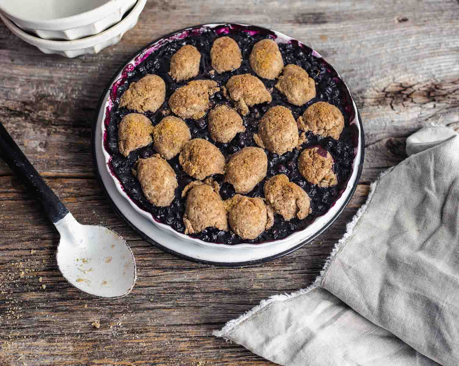 Cobbler aux bleuets dans un plat à tarte