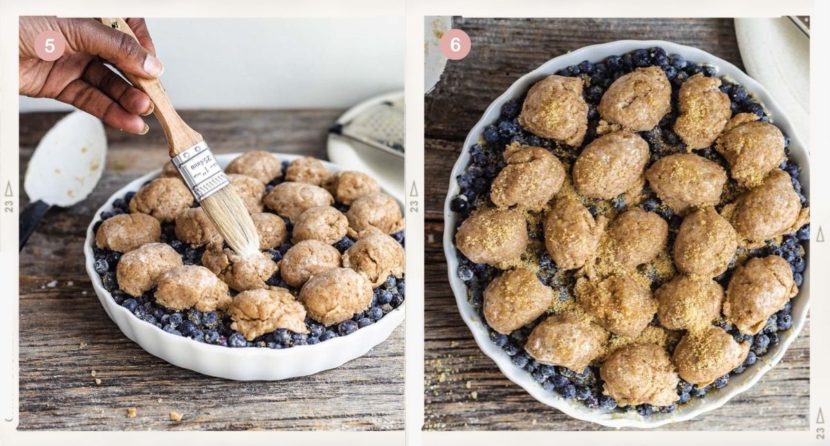 Montage de deux photos montrant comment répandre la garniture du cobbler aux bleuets végétalien pas à pas