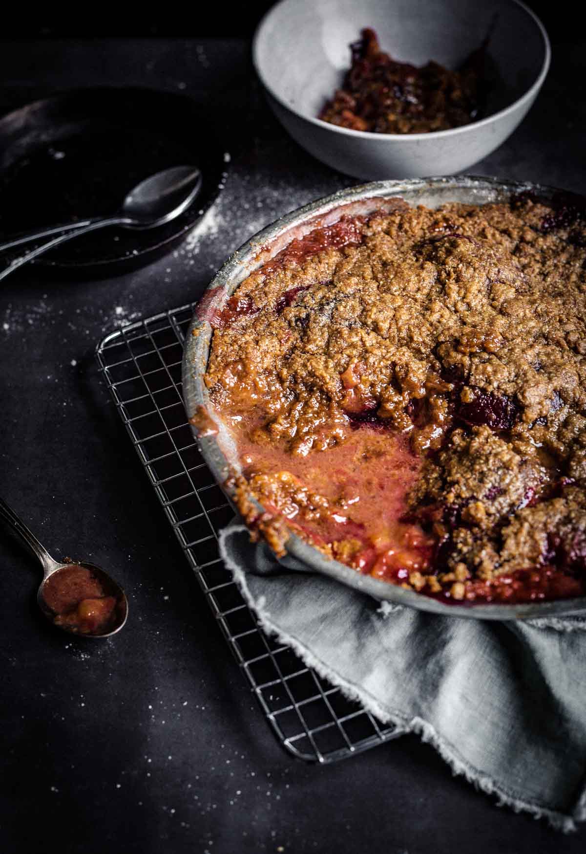 Crumble aux prunes reposant sur une plaque de refroidissement