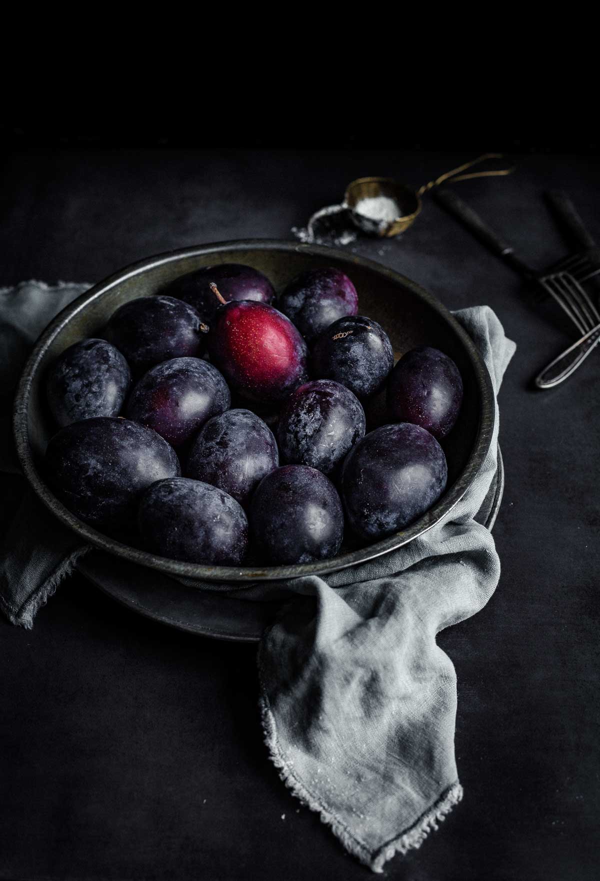 Prunes dans une assiette métallique