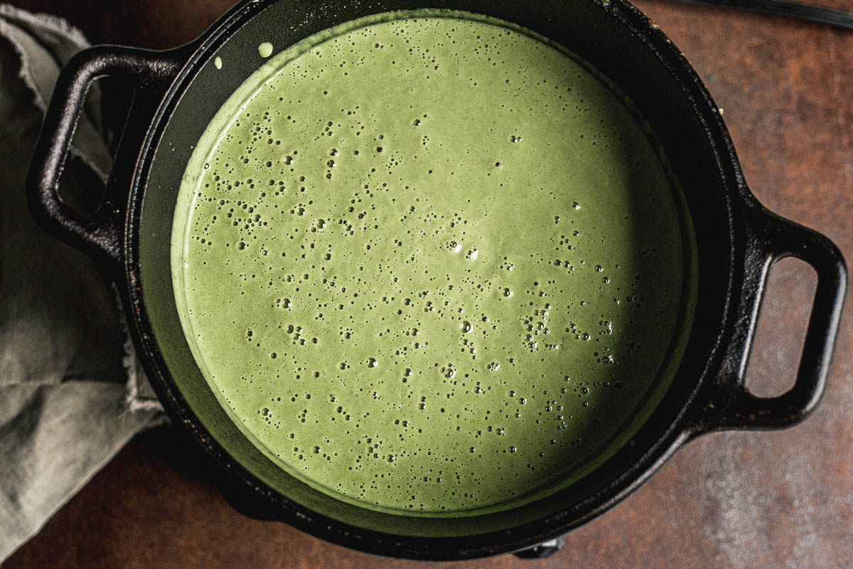 Potage au broccoli et aux petits pois dans la casserole.