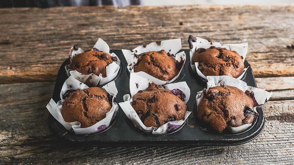 Un Moule à Muffins Avec Des Pépites De Chocolat Dessus.