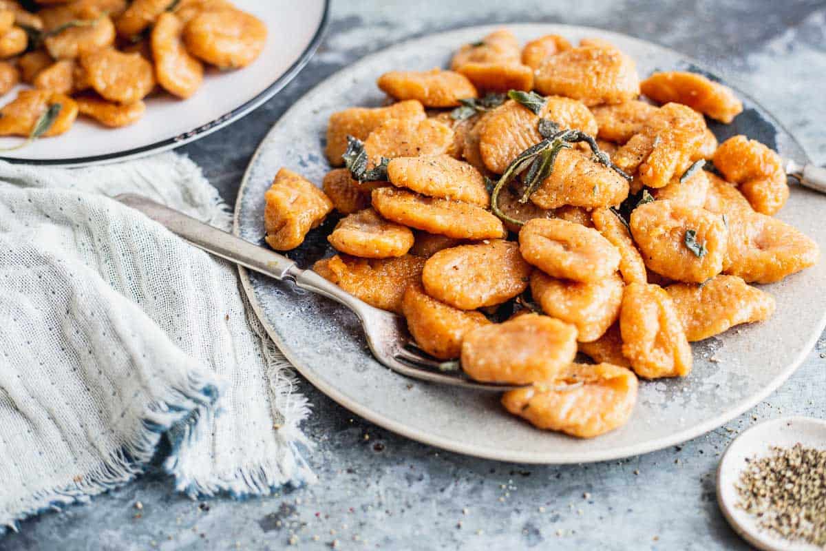 Gnocchis de patate douce faits maison dans un plat.