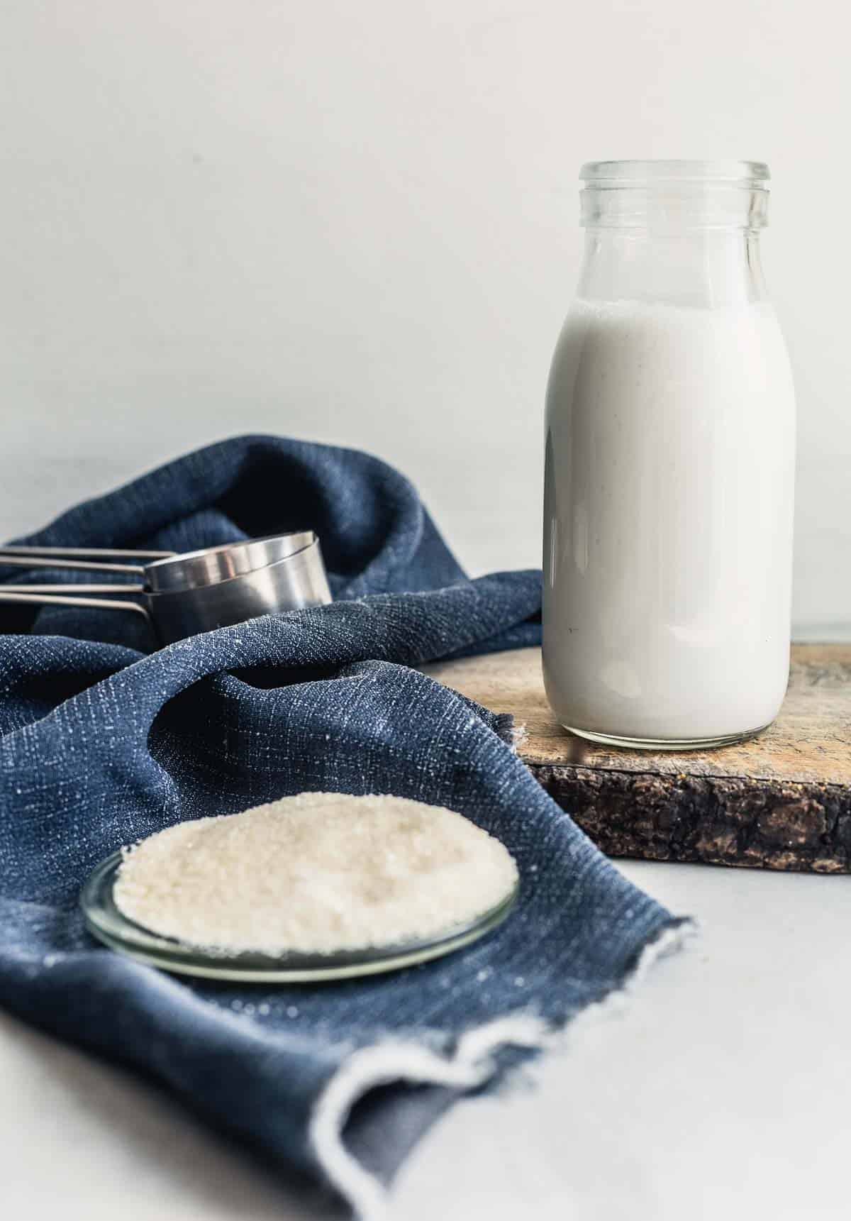 Ingrédients du lait concentré sucré végétalien étalés sur une surface.